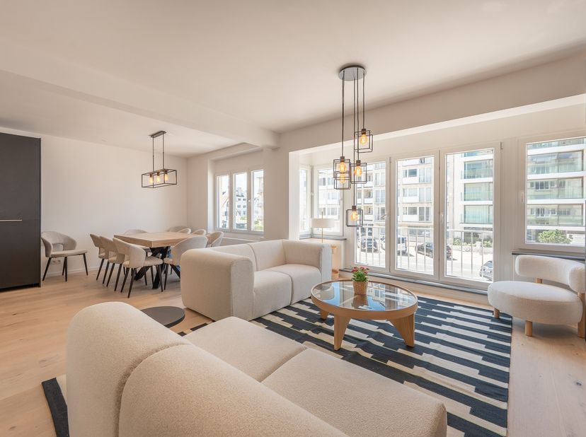 Schitterend, volledig vernieuwd appartement met adembenemend uitzicht op zee, ideaal gelegen aan het Albertstrand.<br />
<br />
U komt binnen in een s