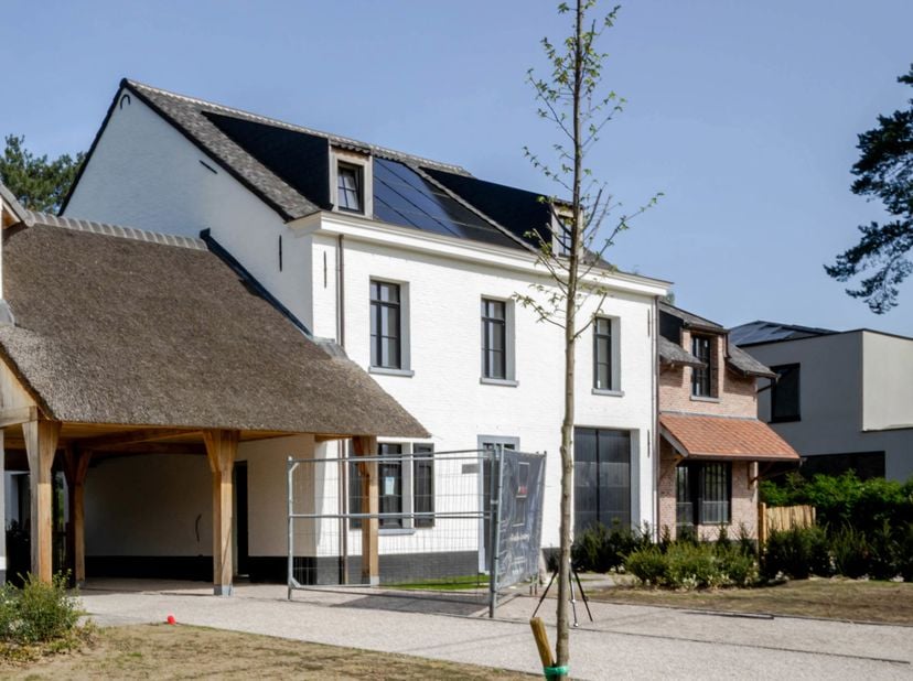 Ligging<br />
Het prestigieuze project “VIER” bestaat uit vier weelderige halfopen woningen, omgeven door een idyllisch, rustiek landschap. Elke wonin