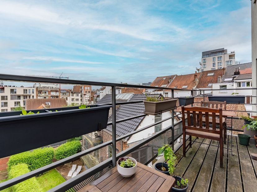 UKKLE, op de grens met Elsene, gelegen tussen de prestigieuze Avenue Molière en de Rue Edith Cavell, lichte STUDIO van 46 m². Lichte leefruimte van ±3