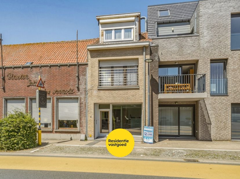 Centraal gelegen in het hart van Oudenburg vindt u dit veelzijdige handelspand met woonst op een perceel van 170 m². Dankzij de combinatie van commerc