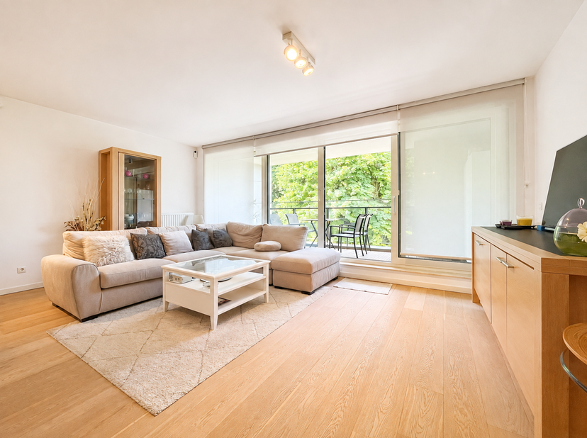 UKKEL, tussen de prestigieuze school Bogaerts en de Lycée Français. Prachtig APPARTEMENT (2SK/1BK) van ±103m². Gelegen op de 2de verdieping, bestaande