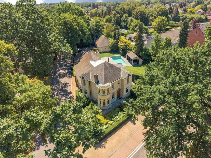 Cette magnifique villa spacieuse est située sur un terrain joliment aménagé avec une sensation exceptionnelle de calme et d'intimité. La propriété com