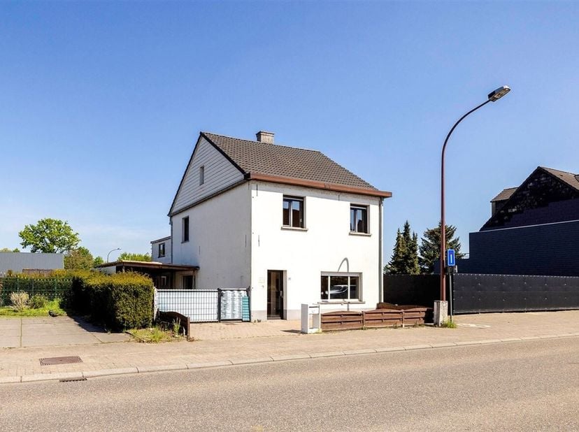 Te renoveren woning met 5 slaapkamers op een perceel van 303m².<br />
Gelegen in het dorpscentrum van Westmeerbeek. Vlakbij winkels, eet- en drankgele