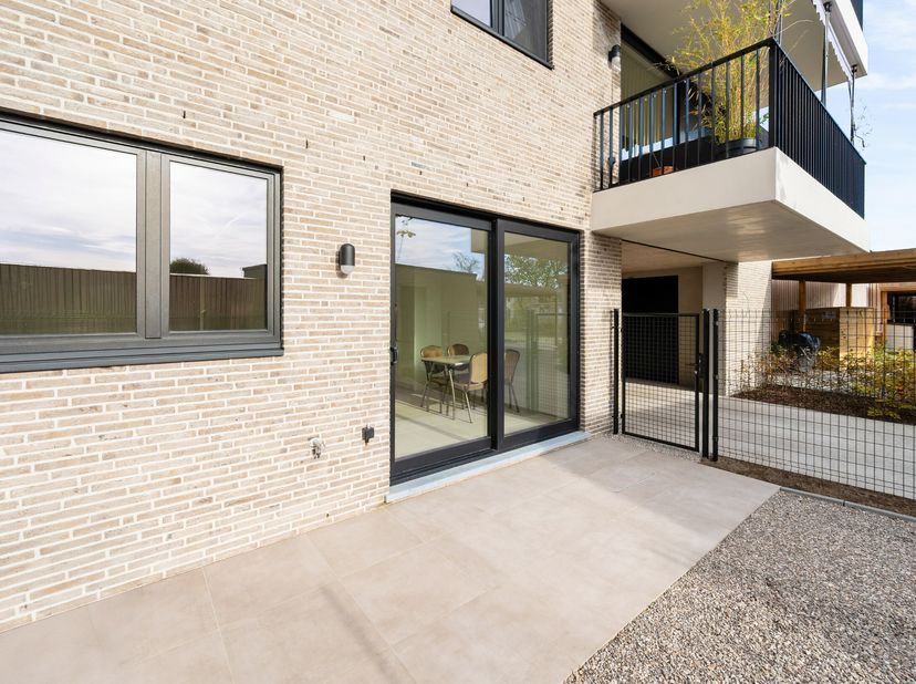 Ontdek dit prachtige gelijkvloerse BEN-appartement in het rustige en groene Oosteeklo. Het appartement is royaal ingedeeld en beschikt over grote raam