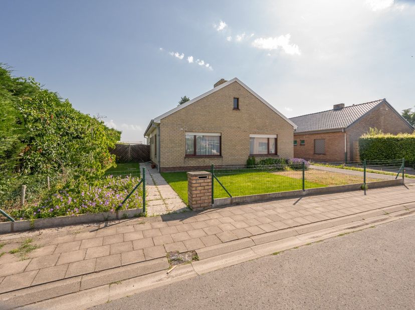 In een rustige en aangename straat in Koolkerke bevindt zich deze verzorgde gelijkvloerse woning, die doorheen de jaren steeds met de grootste zorg we