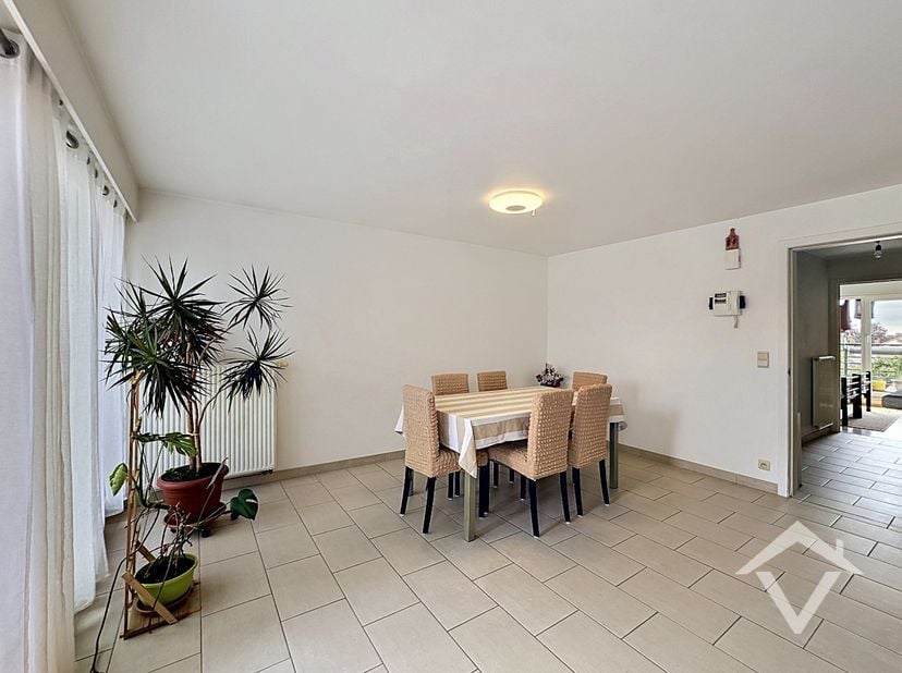 Groot instapklaar appartement met een bewoonbare oppervlakte van 125 m² gelegen in het centrum van Gistel en bestaande uit: lift - inkomhal met inbouw