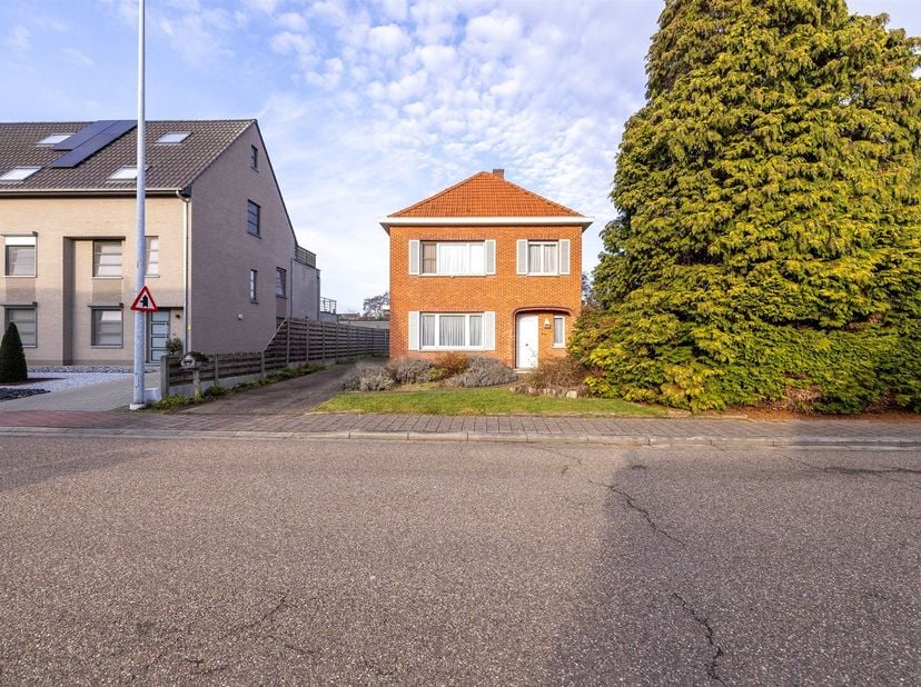 IN OPTIE !!!<br />
<br />
Te renoveren open bebouwing op ruim perceel van 1.742 m²<br />
Deze interessante eigendom biedt tal van mogelijkheden dan