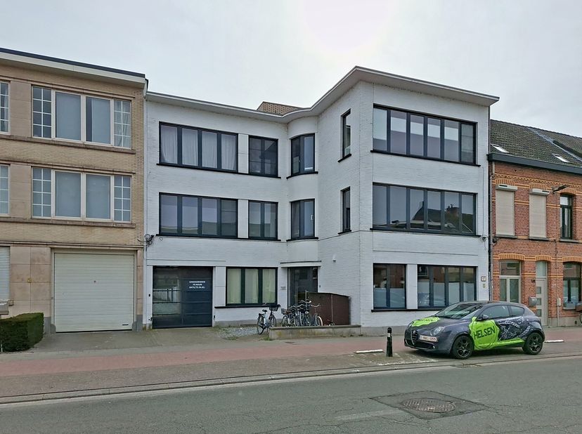 Fris, lichtrijk en jong ingericht appartement op de 2de en tevens bovenste verdieping van een klein appartementsblokje, bereikbaar met lift. Het appar