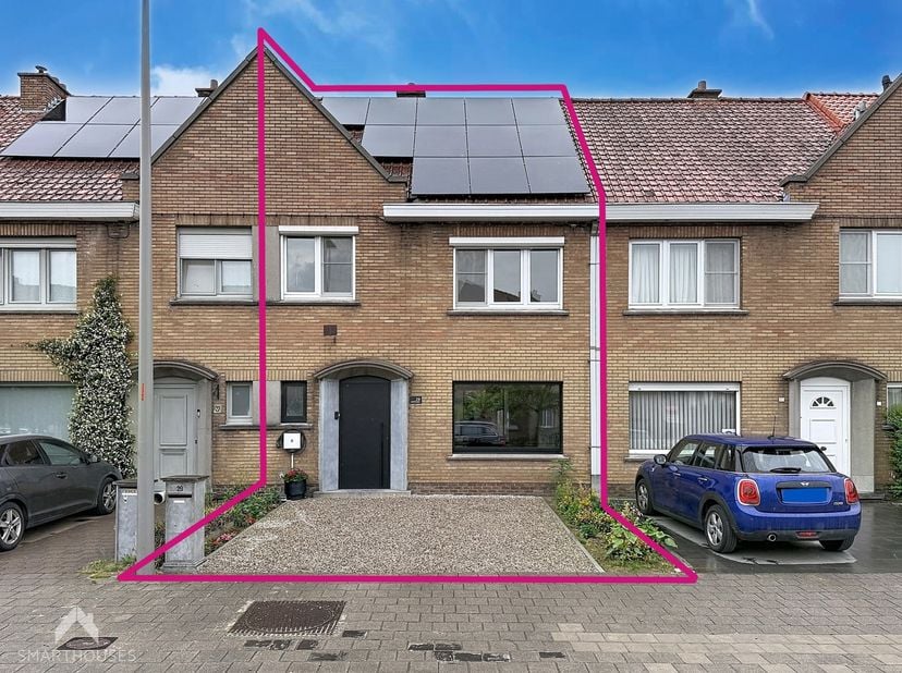 <br />
Instapklare woning nabij het centrum van Kortrijk en vlak bij de R8 en E17, bestaande uit een inkomhal met gastentoilet, een ruime leefruimte m