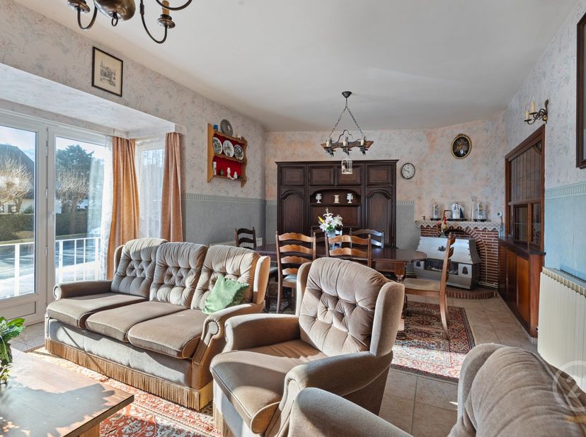 Dit appartement op de gelijkvloers in Westende-Bad biedt een uitstekende renovatiekans. Het beschikt over drie slaapkamers, een badkamer, een berging,