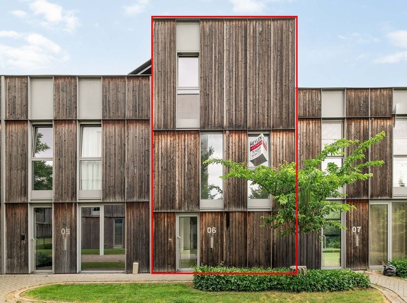 Deze recente woning (2019) is gelegen in de rustige en aangename wijk Koklenberghof, midden in het centrum van Sint-Niklaas. Het biedt de perfecte com