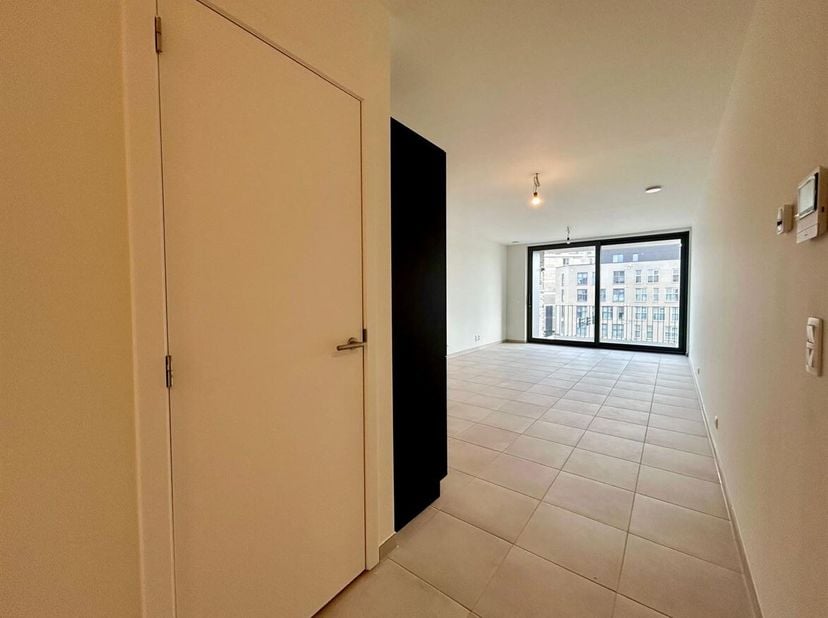 Appartement nouvellement construit au rez-de-chaussée avec 2 chambres à coucher, terrasse et parking dans un endroit pratique !<br />
Aménagement<br /