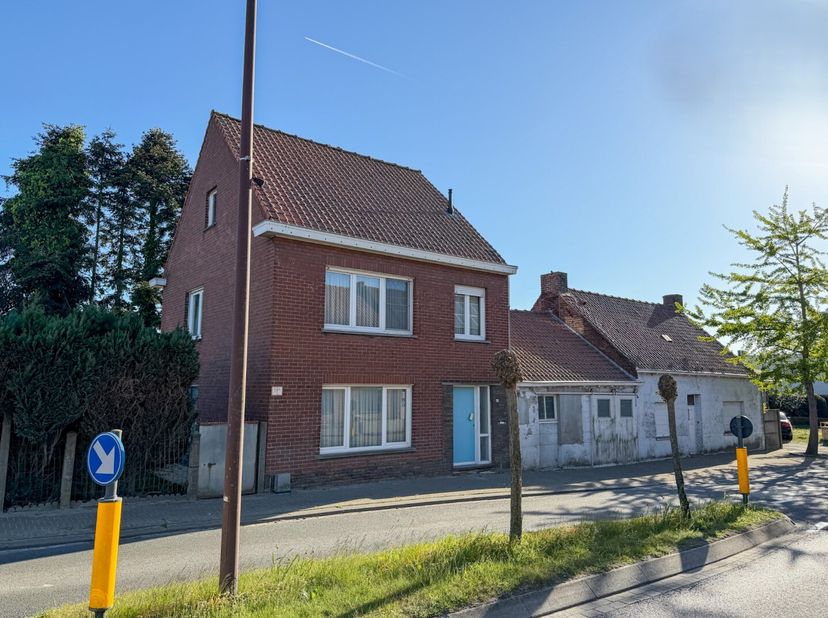 Deze te renoveren open bebouwing is gelegen op een ruim hoekperceel van 950 m². Met een bewoonbare oppervlakte van 306 m² geniet je hier van zeer veel