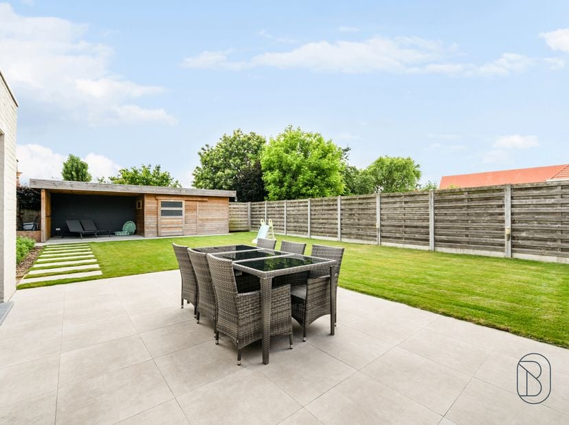 Op een rustige en kindvriendelijke ligging, bevindt zich deze ruime woning met grote leefruimtes, een prachtige tuin en tal van mogelijkheden voor gez