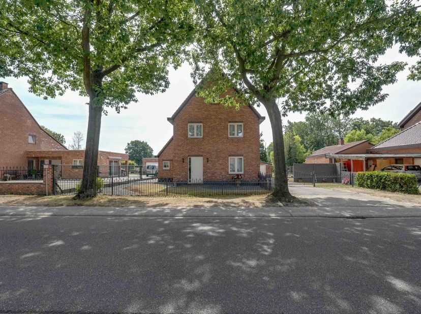 Open bebouwing – 170m² woonoppervlakte – 3 slpk &amp;nbsp;- perceel 11Are&amp;nbsp; 17ca – EPC C<br />
<br />
Achter de &amp;nbsp;gevel van deze &amp;nbsp;open bebouw