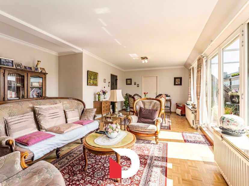 Dit appartement geniet van een uiterst gunstige locatie te Sint-Andries met winkels, openbaar vervoer, scholen, E40, station, centrum Brugge,... Allem