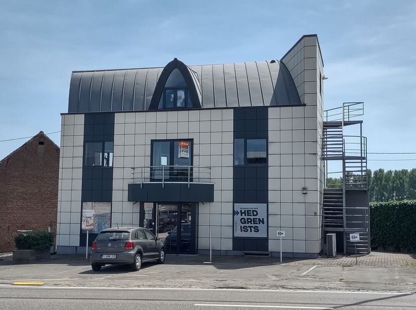 Appartementsgebouw met handelsgelijkvloers in goede staat met unieke uitstraling. Deze opbrengsteigendom is centraal gelegen tussen Brussel en Ninove,