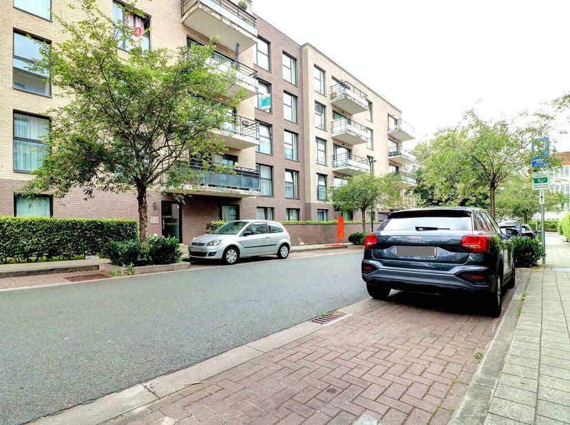 Mooie nieuwe studio met + -51m² gelegen op de begane grond en bestaat uit:<br />
- 1 badkamer met 1 wastafel<br />
- 1 wasplaats<br />
- 1 inkomhal me