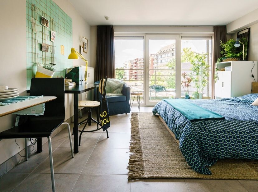 Deze moderne bemeubelde studio beschikt over een eigen badkamer, ontbijtblok en een ruim terras.  Gemeenschappelijke wasruimte, keuken en fietsenstall