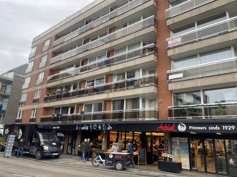 Dit lichtrijke hoekappartement is gelegen in de Nieuwstraat te Oostende, op een absolute toplocatie aan het Mijnplein en op wandelafstand van het stad