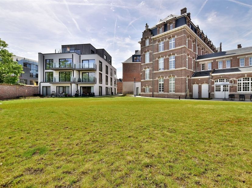 Prachtige assisentiewoning in het beschermd monument genaamd "Zwartzusterklooster" gelegen in het hartje van Dendermonde <br />
<br />
In centrum De