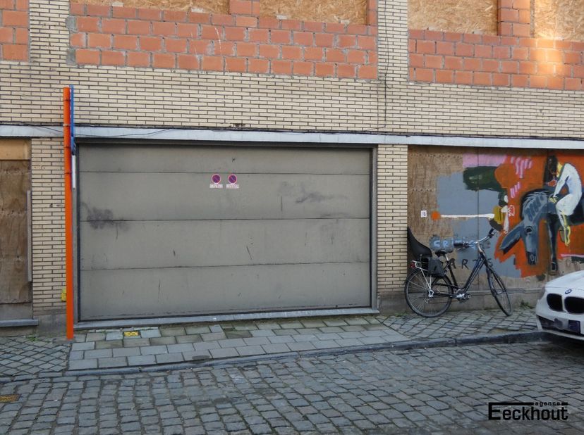 In het centrum van Oostende is het soms een hele uitdaging om een parkeerplek te vinden.<br />
<br />
Deze garage met sectionale poort biedt een ruime
