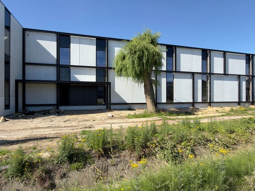 Strategisch gelegen nieuwbouwunit van ca. 450 m² te huur in Deinze, bestaande uit 200 m² kantoorruimte en 250 m² magazijn.<br />
De site bevindt zich