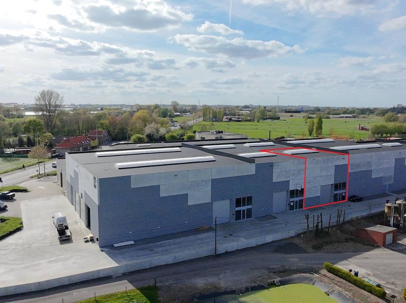 Op een invalsweg te Hooglede bevindt zich deze loods te huur van ca. 264 m².<br />
<br />
Specificaties:<br />
- geautomatiseerde sectionaalpoort(4,5m
