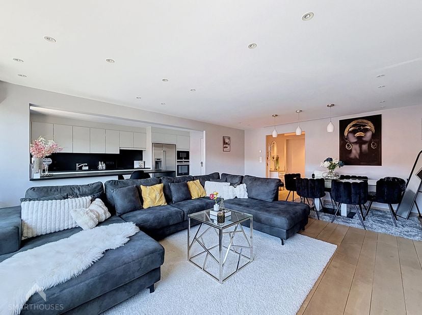 Stijlvol gerenoveerd appartement gelegen nabij winkels, openbaar vervoer en alle dagelijkse voorzieningen en op wandelafstand van het strand, bestaand