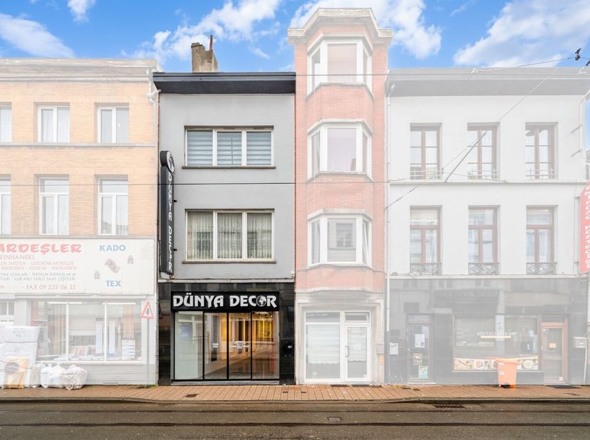 Op zoek naar een investeringseigendom/handelspand op een toplocatie in de buurt van Gent centrum? Dit prachtig pand is gelegen in een commerciële stra