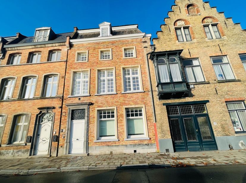 Brugge centrum, met zicht op de Reien, ENERGIEZUINIG &amp;nbsp;TOTAAL GERENOVEERD BURGERSHUIS met 6 SLAAPKAMERS&amp;nbsp;en 3 nieuwe BADKAMERS , stadspatio.<b