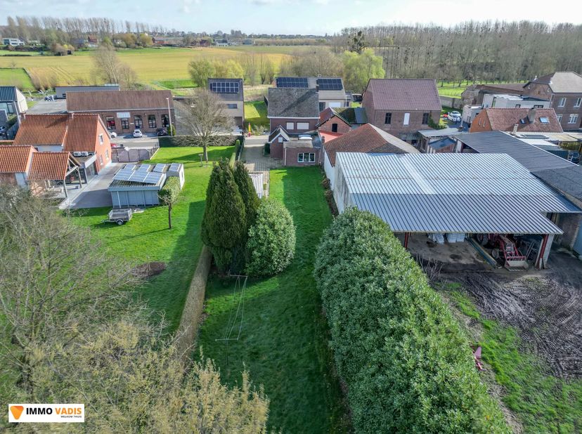 Deze halfopen bebouwing, landelijk en uiterst rustig gelegen, beschikt over vier volwaardige slaapkamers en biedt tal van mogelijkheden om bijkomende