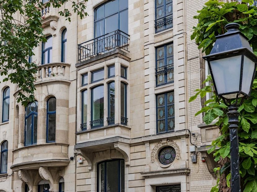 In een van de mooiste lanen van de Brugmannwijk, prachtig te renoveren triplex met mooie tuin. Bewoonbare oppervlakte +/- 240 m², mooie ontvangstruimt