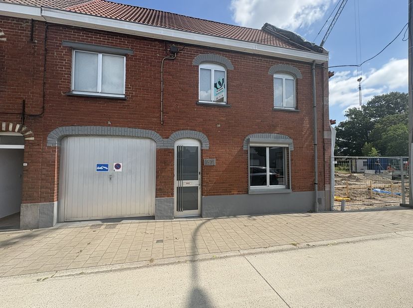 Deze instapklare woning is uitstekend gelegen nabij de N60 en E17 en biedt alle comfort.<br />
<br />
Op het gelijkvloers vindt u een inkomhal, een pa