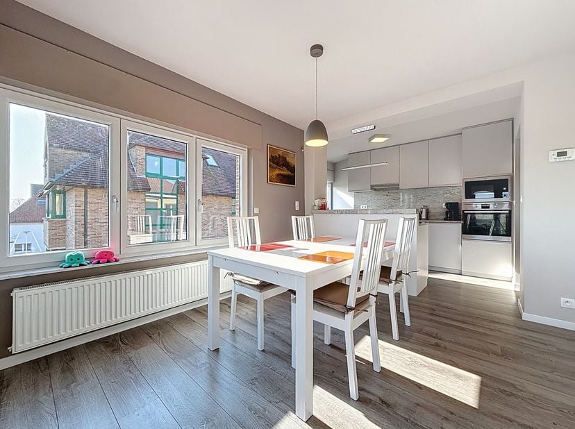 Appartement meublé dans une petite résidence sans ascenseur, situé au calme tout en étant très central à Nieuport-Bad, à quelques pas de la mer, des c