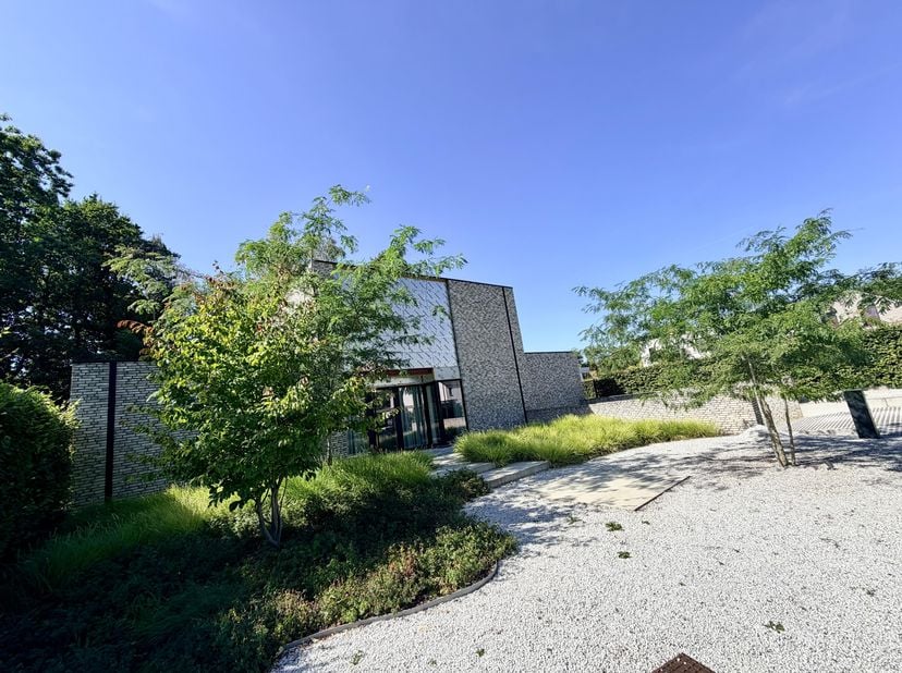 Ontdek deze recent gebouwde, moderne gezinswoning met drie slaapkamers, 2 badkamers, een bureauruimte en een ruime gezellige tuin op een perceel van 1