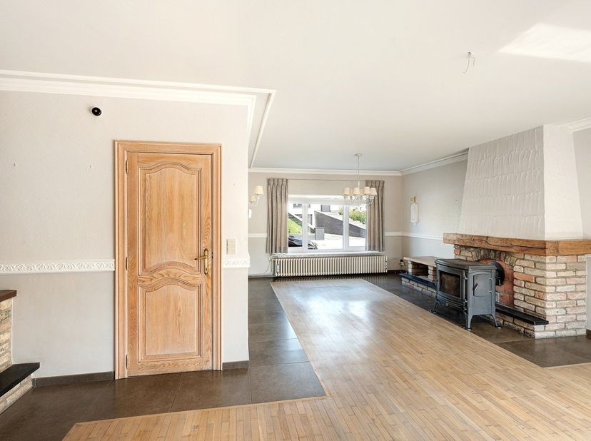 Zeer verzorgde woning met 3 slaapkamers, een zonnige stadstuin en een gesloten garagebox, rustig gelegen vlak aan het Sint-Donaaspark te Zeebrugge. De