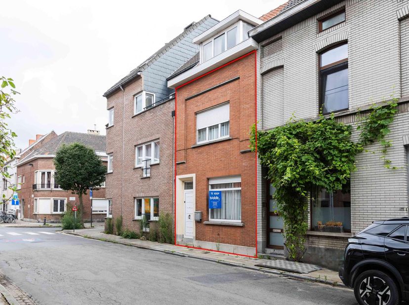 Een woonhuis met koer ingedeeld als volgt: leefruimte, veranda, keuken, wc, badkamer en 2 slaapkamers. <br />
In nabijheid van E17, E40 en openbaar ve
