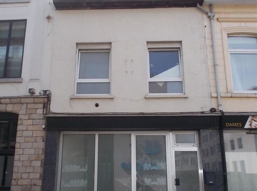 Volledig vernieuwde woning : hall, living, ingerichte keuken, apart toilet, kelder, 2 slaapkamers (1 kamer met ingebouwde kastruimte), ingerichte badk
