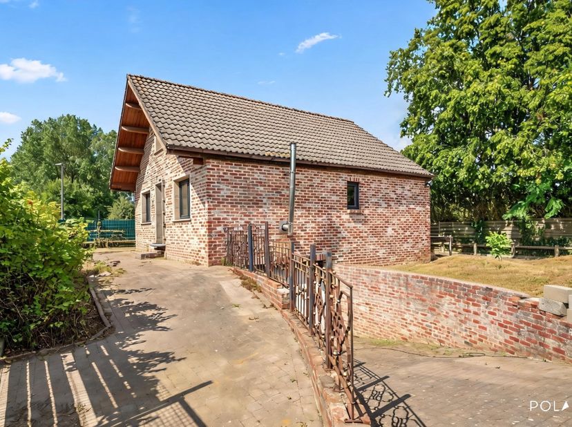 Cette maison individuelle de 1988 est située à Den Tomme, un quartier résidentiel calme et verdoyant où la nature et l'accessibilité se marient parfai