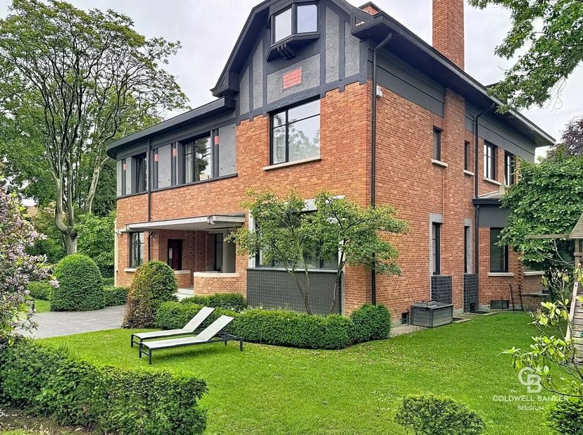 Superbe villa entièrement rénovée en 2017, et érigée sur un magnifique terrain de +-2.500m².<br />
Cette magnifique propriété se compose comme suit:<b