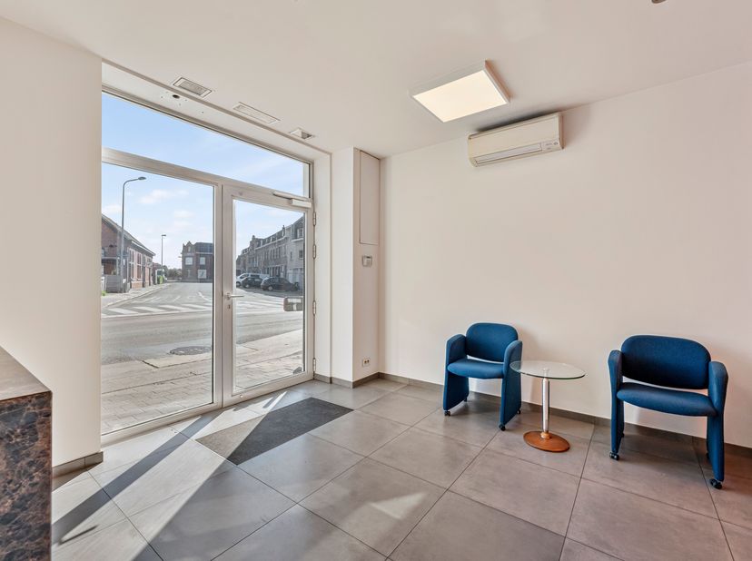 Handelspand/Kantoor te huur in het centrum van Bissegem!<br />
Dit centraal gelegen handelspand bevindt zich op het gelijkvloers en beschikt over een