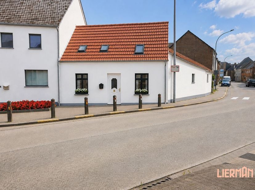 --Bezoeken enkel op afspraak--<br />
Op een boogscheut van het centrum van Herzele, nabij het Burchtplein, scholen, winkels en op wandelafstand van he