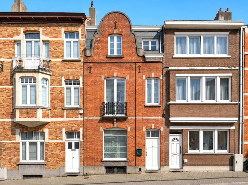 Gepresenteerd door Yanis Morsa : 0487 71 46 10 / yanis.morsa@victoire.be<br />
Victoire Junot biedt u dit prachtige huis met 4 slaapkamers van ±170 m²