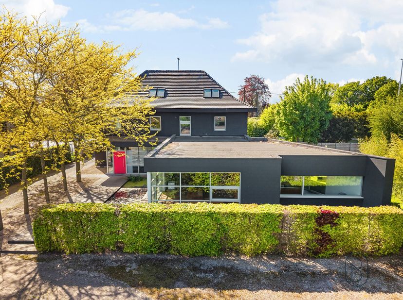 TOPgelegen langs de N60, genietend van alle visibiliteit: leuk instapklaar groot kantoorgebouw/praktijk met grote achterliggende privé-parking. <br />