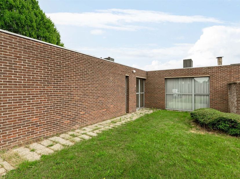 Te renoveren laagbouwwoning met 3 slaapkamers, garage en tuin<br />
Indeling<br />
Gelijkvloers<br />
Via de inkomhal betreedt u de woning, die volled