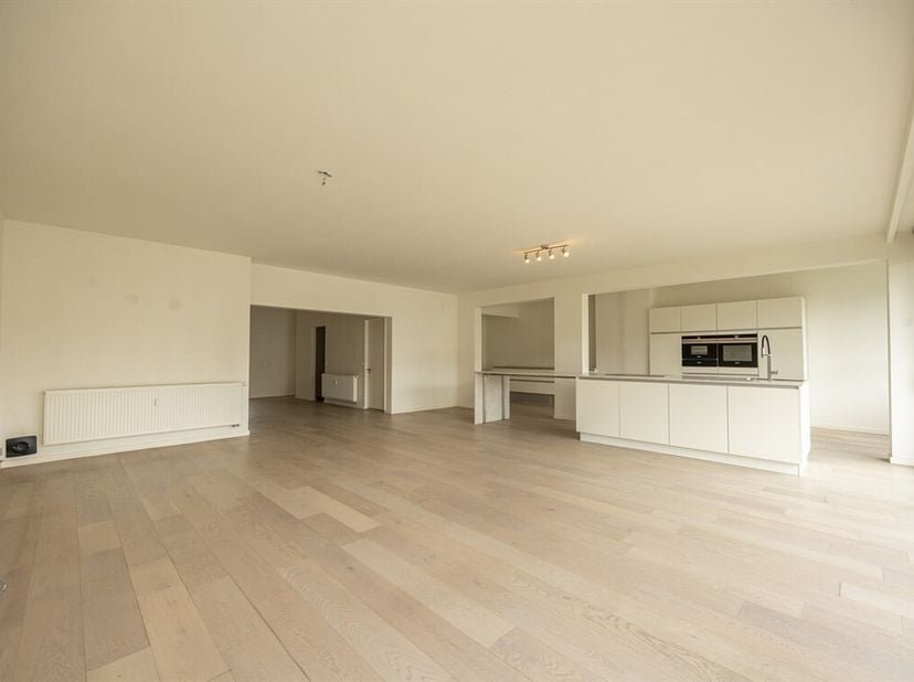 Op de 7de verdieping van een appartementsgebouw met lift bevindt zich dit uitzonderlijk ruime en lichtrijke appartement van maar liefst 164 m². De cen