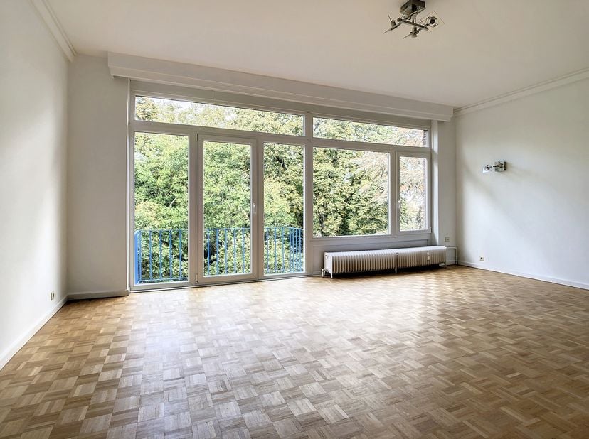 Vleurgat - Studio te huur met terras<br />
De woning bevindt zich op de 4e verdieping van een gebouw met lift en bestaat uit een hal, een woonruimte m