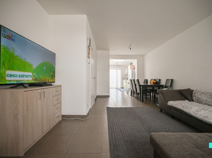 Ontdek deze knusse, instapklare woning met twee slaapkamers, gelegen nabij het centrum van Izegem met poortje/uitweg achteraan het perceel én beschikk