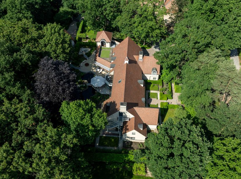 Villa spacieuse conçue par l'architecte Rutten, située dans un excellent emplacement à Oud-Turnhout, sur un magnifique terrain orienté sud-ouest de 2